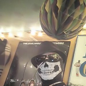 Meet your Posher, Bg